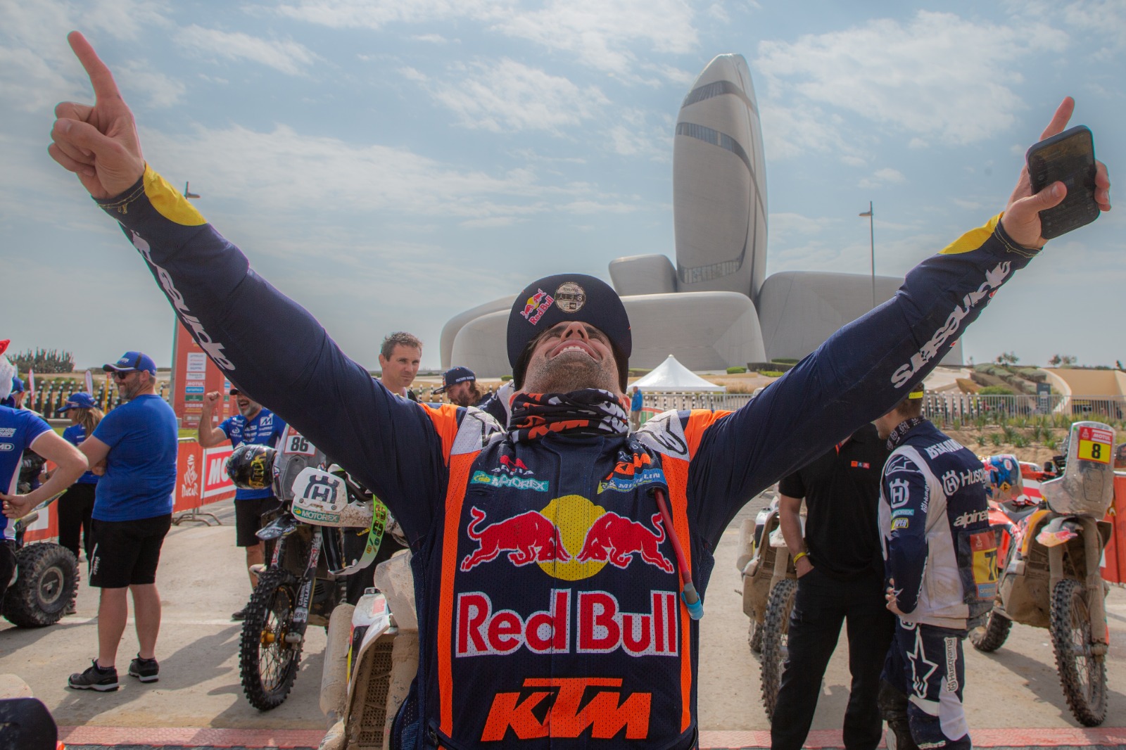 Los festejos de los pilotos que le ganaron al Dakar 2023: WhatsApp Image 2023-01-15 at 09.04.24.jpeg